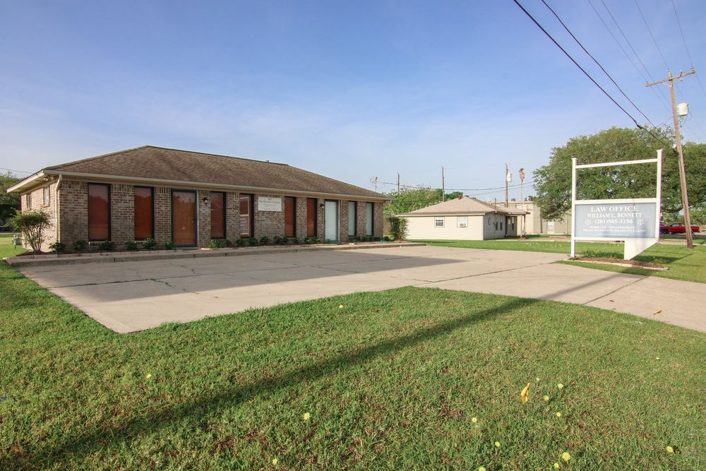 1017 W South St, Alvin, TX 77511